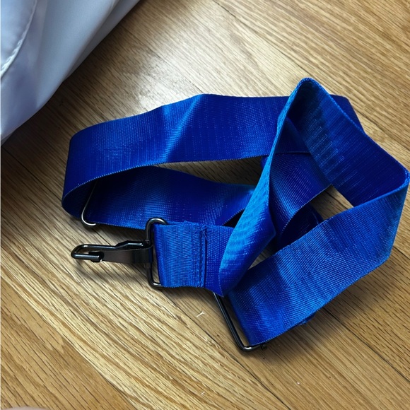 NWT Halara Weekender White & Blue Zipper Gym Duffle Bag with Shoulder Straps - Picture 13 of 13